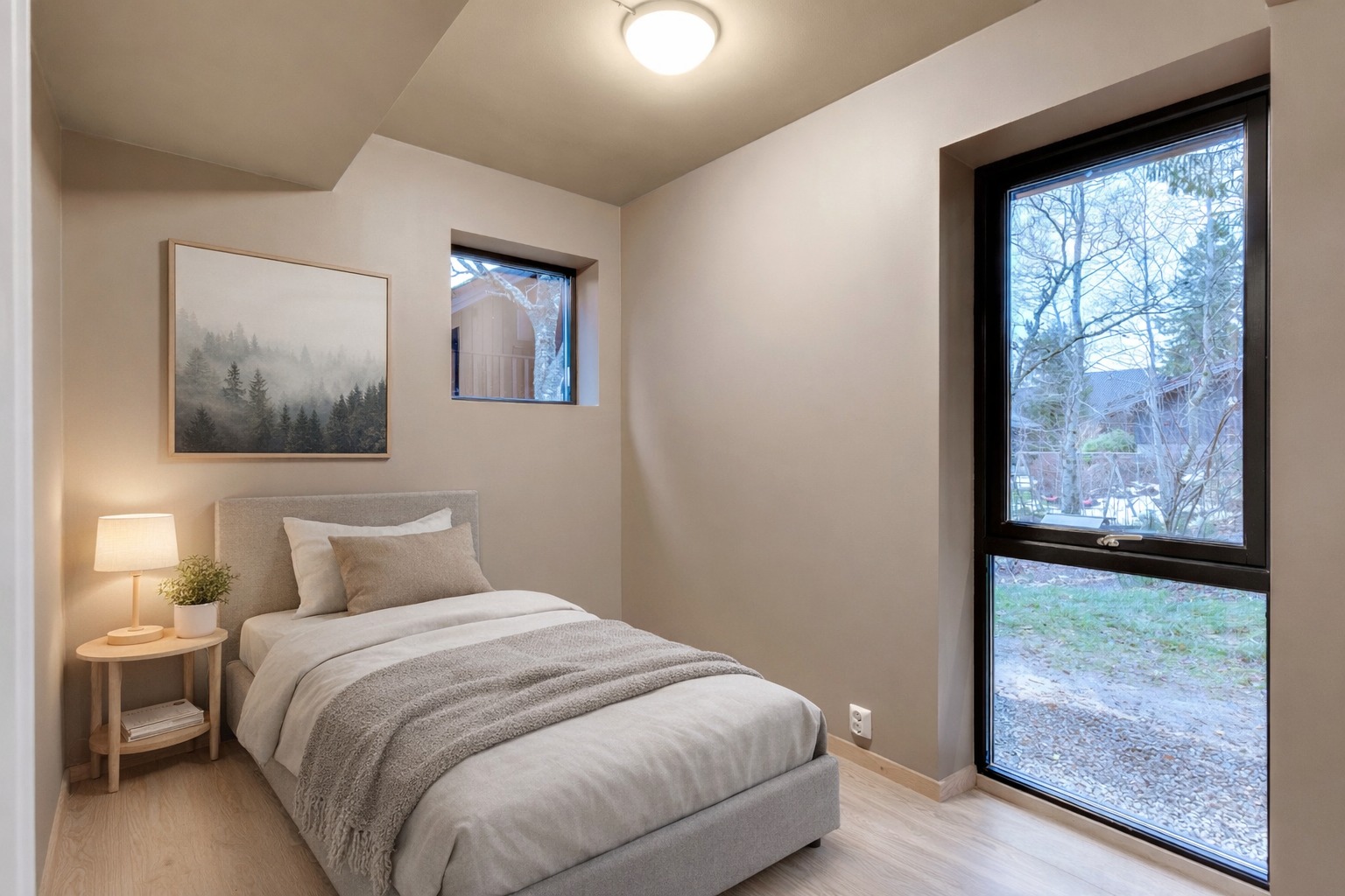 Lyst og rolig soverom med plass til seng og tilhørende møblement. Dagens leietaker har dobbeltseng. Det er garderobeskap på rommet "bak kamera". 